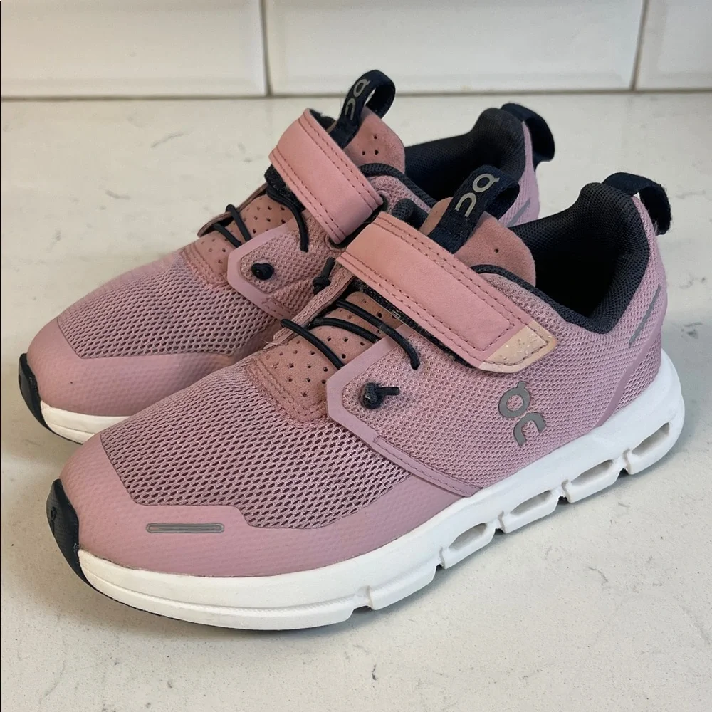 On Running Cloud Play Kids Athletic Shoes Size 13 Zephyr / White Girls Trainers - Picture 1 of 17